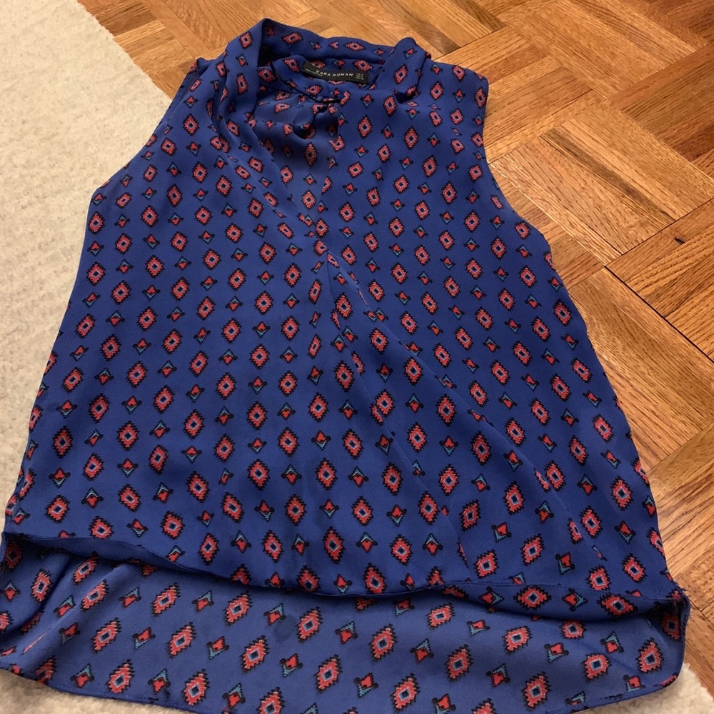 Sleeveless v neck blouse with geo print from Zara